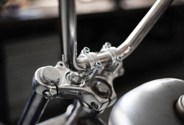 Monoblock riser for narrow handlebars
